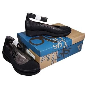 OTBT Scamper Black Leather Ankle Strap Low Wedge Flats Womens Size 6 NEW